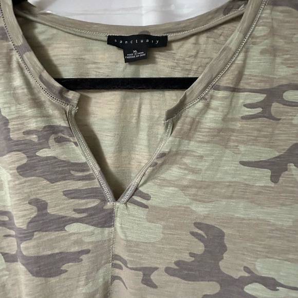 Sanctuary camouflage pattern T-shirt.    ‎    Size extra large. New without tags - Picture 3 of 6